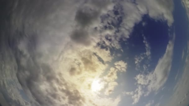 Timelapse Nature Cloud background Чудова блакитна погода. Яскраве світло хмарного літа. Сонячний схід хмарочос — стокове відео