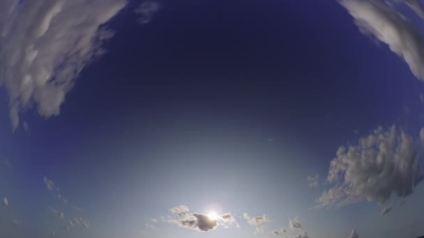 Latar belakang awan alam Timelapse. Cuaca biru yang indah. Dright cahaya musim panas berawan. Salju mentari terbit — Stok Video