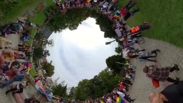 Orgoglio LGBT Piccolo pianeta 360. 1-11-2021 Opole. Polonia. Uguaglianza People.LGBT Bandiera Lesbica Destra. Libertà di celebrazione. — Video Stock