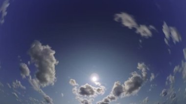 Doğa Bulutu 'nun zaman arkaplanı. Güzel mavi hava. Parlak ışık bulutlu yaz. Gün doğumu bulutu