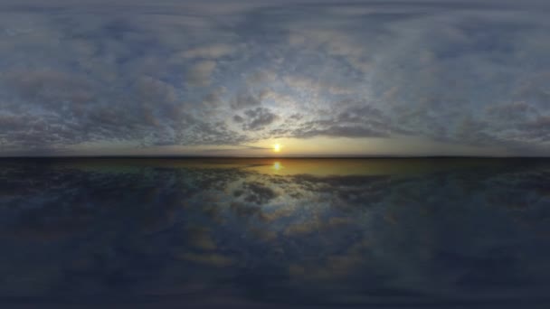 Timelapse Wolkenlucht, blauwe 360 omgeving natuur, wolkenlandschap panorama sfeer. — Stockvideo