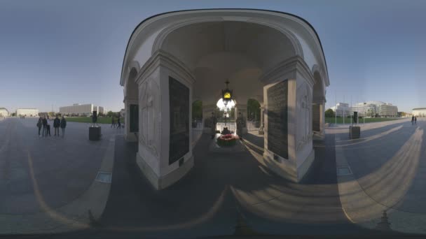 Τάφος του Άγνωστου Στρατιώτη, Τρεις Βελανιδιές Μνήμης, Κρατική Σημαία, Πλατεία Pilsudski, Παπικός Σταυρός, Πηγή στον Σαξονικό Κήπο Βαρσοβίας, Πολωνία 2021 — Αρχείο Βίντεο