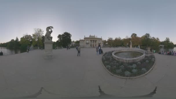 Palace on the Isle, Fountain in Lazienki Park, Great Oficyna - Cadet School, Myslewicki Palace, Stara Kordegarda, Amfiteatr Варшавська Польща 2021 — стокове відео