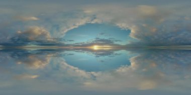 360 panorama aynalı arka plan gökyüzü, bulutlu horixo doğa, küresel bulutlu hava gölü veya deniz manzarası