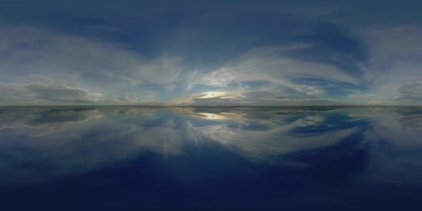 360 panorama espejo fondo cielo, naturaleza horixo nublado, esférico paisaje nuboso lago aéreo o mar — Vídeos de Stock