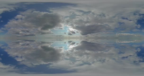Gökyüzü 360 eşdörtgen hdr küresel ayna, panoramik bulutlar çevre haritası manzara yansıması — Stok video