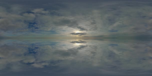 スカイ360パノラマミラーの背景、曇りの地平線の自然、球状の雲の空の湖や海 — ストック動画