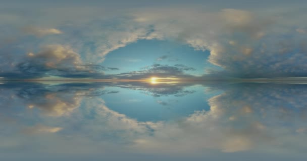 Gökyüzü 360 eşdörtgen hdr küresel ayna, panoramik bulutlar çevre haritası manzara yansıması — Stok video