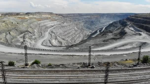Вид с воздуха на крупный промышленный карьер для добычи железной руды. 4k видео — стоковое видео