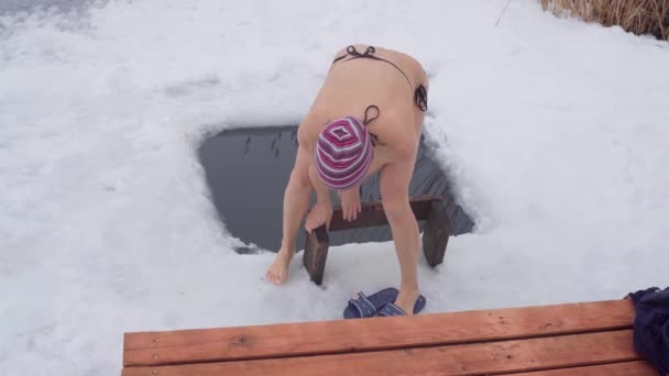 Nuoto invernale. Giovane donna si tuffa nell'acqua fredda del mare. — Video Stock