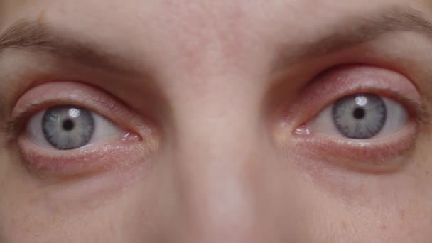 Großaufnahme der blauen Augen eines Mädchens, das in die Kamera blickt. — Stockvideo