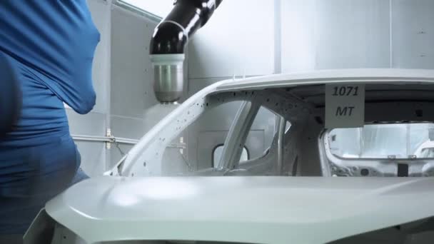 Robotik kollar tarafından bembeyaz boyanmış bir araba. — Stok video