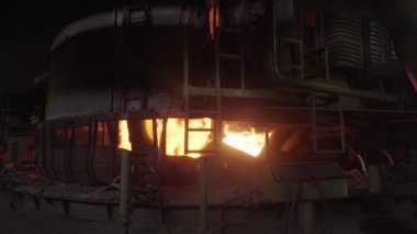 Metalurjik bir fabrikada büyük bir fırın. Büyük alev. sıcaklık.