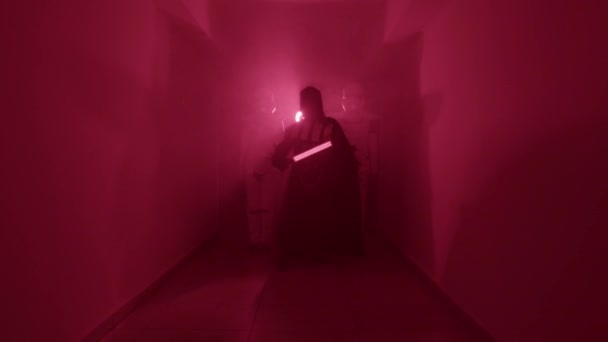 Darth Vader Czerwonym Mieczem Ręku Idzie Szturmowcami — Wideo stockowe
