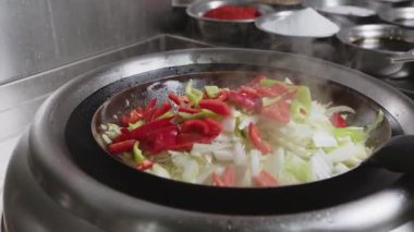 Biber ve lahana küçük parçalara ayrılır tavada kızartılır..