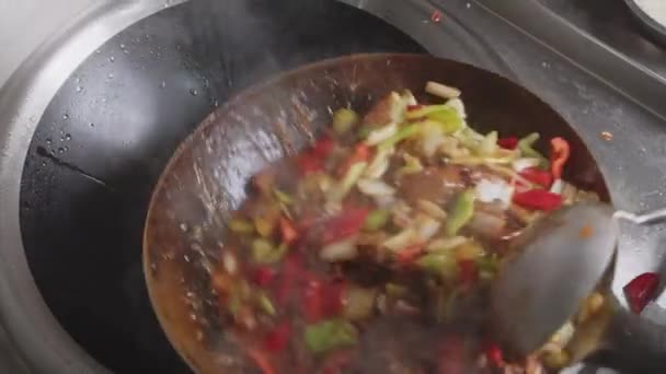 Séf Zöldséggel Készíti Húst Egy Nagy Serpenyőben — Stock videók