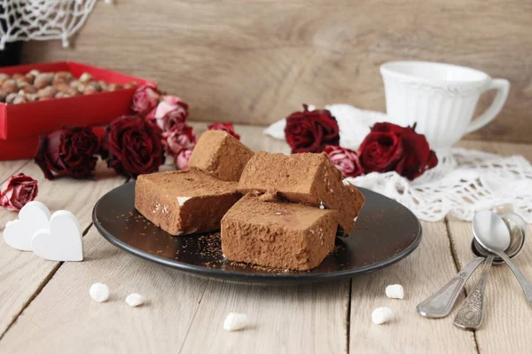 自家製の甘さ チョコレート入りのスーファハトミルク マシュマロ マシュマロキューブスイーツ — ストック写真