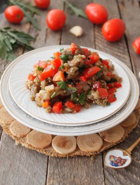 Fırında patlıcan salatası ve domatesli biber.