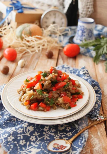 Varm Sallad Bakad Aubergine Och Paprika Med Tomater — Stockfoto