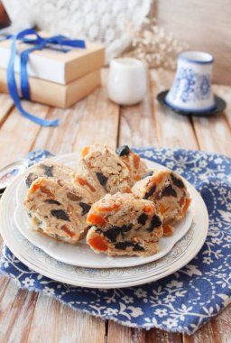 Kurumuş meyvelerle yuvarlan