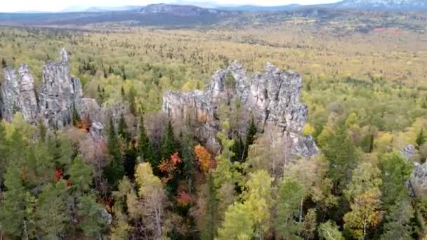 Αεροφωτογραφία Των Βραχωδών Κορυφών Και Κίτρινο Πράσινο Φθινόπωρο Δάσος Τοπίο — Αρχείο Βίντεο