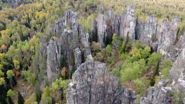 岩場や黄色の緑の秋の森の空中ビュー 秋の日に山の上の風景ドローンフライト ロシアの農村部の尾根 インスピレーションの性質 — ストック動画