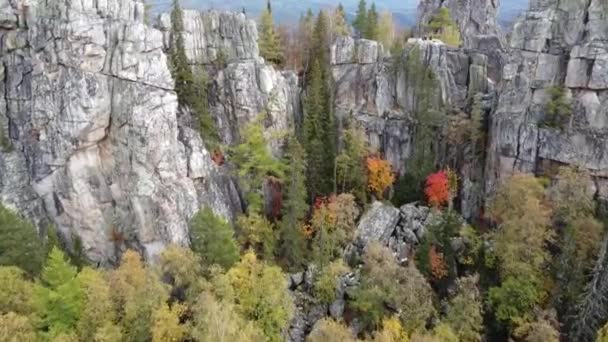 Letecký Pohled Skalnaté Vrcholky Žlutozelený Podzimní Les Krajina Drone Let — Stock video