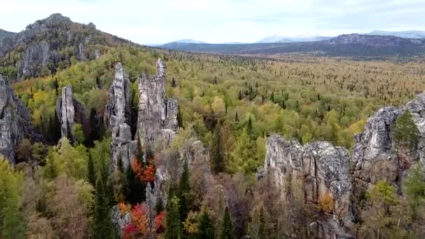 Luftaufnahme Von Felsigen Gipfeln Und Gelbgrünem Herbstwald Drohnenflug Über Den — Stockvideo