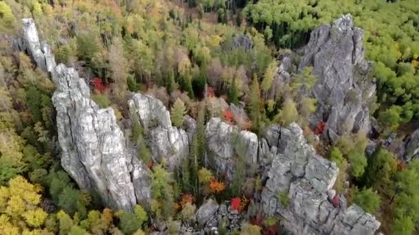 Letecký Pohled Skalnaté Vrcholky Žlutozelený Podzimní Les Krajina Drone Let — Stock video