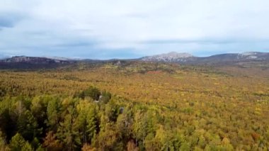 - Kayaların üzerinden uçuyor. Güneşli bir sonbahar gününde Rusya 'nın Ural dağlarının insansız hava aracından nefes kesici bir manzara. Resmedilmeye değer manzaraların arasından dağlara çıkarız. Eko-seyahat