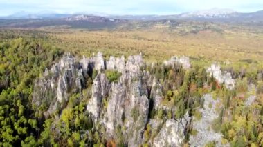 - Kayaların üzerinden uçuyor. Güneşli bir sonbahar gününde Rusya 'nın Ural dağlarının insansız hava aracından nefes kesici bir manzara. Resmedilmeye değer manzaraların arasından dağlara çıkarız. Eko-seyahat
