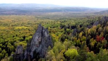 - Kayaların üzerinden uçuyor. Güneşli bir sonbahar gününde Rusya 'nın Ural dağlarının insansız hava aracından nefes kesici bir manzara. Resmedilmeye değer manzaraların arasından dağlara çıkarız. Eko-seyahat