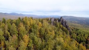 - Kayaların üzerinden uçuyor. Güneşli bir sonbahar gününde Rusya 'nın Ural dağlarının insansız hava aracından nefes kesici bir manzara. Resmedilmeye değer manzaraların arasından dağlara çıkarız. Eko-seyahat