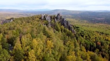 - Kayaların üzerinden uçuyor. Güneşli bir sonbahar gününde Rusya 'nın Ural dağlarının insansız hava aracından nefes kesici bir manzara. Resmedilmeye değer manzaraların arasından dağlara çıkarız. Eko-seyahat