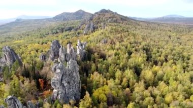 - Kayaların üzerinden uçuyor. Güneşli bir sonbahar gününde Rusya 'nın Ural dağlarının insansız hava aracından nefes kesici bir manzara. Resmedilmeye değer manzaraların arasından dağlara çıkarız. Eko-seyahat
