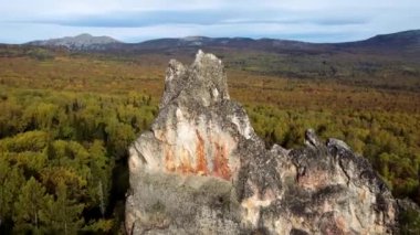- Kayaların üzerinden uçuyor. Güneşli bir sonbahar gününde Rusya 'nın Ural dağlarının insansız hava aracından nefes kesici bir manzara. Resmedilmeye değer manzaraların arasından dağlara çıkarız. Eko-seyahat