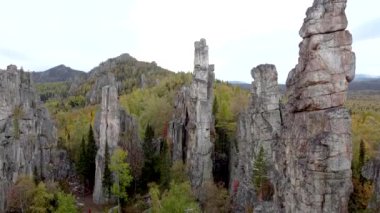 - Kayaların üzerinden uçuyor. Güneşli bir sonbahar gününde Rusya 'nın Ural dağlarının insansız hava aracından nefes kesici bir manzara. Resmedilmeye değer manzaraların arasından dağlara çıkarız. Eko-seyahat