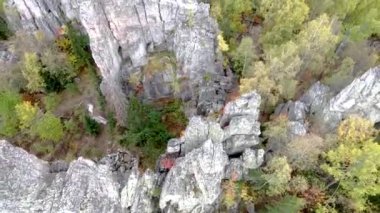- Kayaların üzerinden uçuyor. Güneşli bir sonbahar gününde Rusya 'nın Ural dağlarının insansız hava aracından nefes kesici bir manzara. Resmedilmeye değer manzaraların arasından dağlara çıkarız. Eko-seyahat