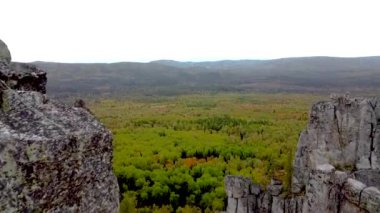 - Kayaların üzerinden uçuyor. Güneşli bir sonbahar gününde Rusya 'nın Ural dağlarının insansız hava aracından nefes kesici bir manzara. Resmedilmeye değer manzaraların arasından dağlara çıkarız. Eko-seyahat