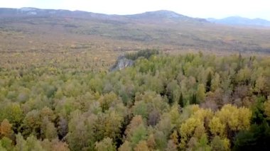 - Kayaların üzerinden uçuyor. Güneşli bir sonbahar gününde Rusya 'nın Ural dağlarının insansız hava aracından nefes kesici bir manzara. Resmedilmeye değer manzaraların arasından dağlara çıkarız. Eko-seyahat