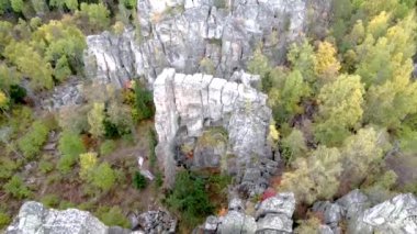 - Kayaların üzerinden uçuyor. Güneşli bir sonbahar gününde Rusya 'nın Ural dağlarının insansız hava aracından nefes kesici bir manzara. Resmedilmeye değer manzaraların arasından dağlara çıkarız. Eko-seyahat