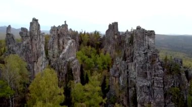 - Kayaların üzerinden uçuyor. Güneşli bir sonbahar gününde Rusya 'nın Ural dağlarının insansız hava aracından nefes kesici bir manzara. Resmedilmeye değer manzaraların arasından dağlara çıkarız. Eko-seyahat
