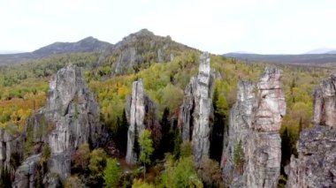 - Kayaların üzerinden uçuyor. Güneşli bir sonbahar gününde Rusya 'nın Ural dağlarının insansız hava aracından nefes kesici bir manzara. Resmedilmeye değer manzaraların arasından dağlara çıkarız. Eko-seyahat