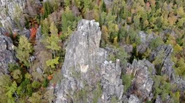 - Kayaların üzerinden uçuyor. Güneşli bir sonbahar gününde Rusya 'nın Ural dağlarının insansız hava aracından nefes kesici bir manzara. Resmedilmeye değer manzaraların arasından dağlara çıkarız. Eko-seyahat