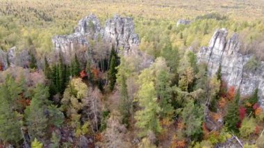 - Kayaların üzerinden uçuyor. Güneşli bir sonbahar gününde Rusya 'nın Ural dağlarının insansız hava aracından nefes kesici bir manzara. Resmedilmeye değer manzaraların arasından dağlara çıkarız. Eko-seyahat