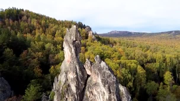 Lecąc Nad Skałami Zapierający Dech Piersiach Widok Drona Uralskich Gór — Wideo stockowe