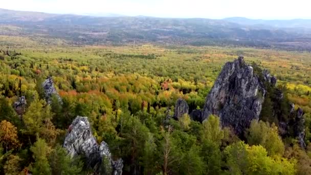 ドロン 岩の上を飛んでいます 晴れた秋の日にロシアのウラル山脈の無人機からの息をのむような景色 絵のように美しい風景を通して山に離陸 エコトラベル — ストック動画