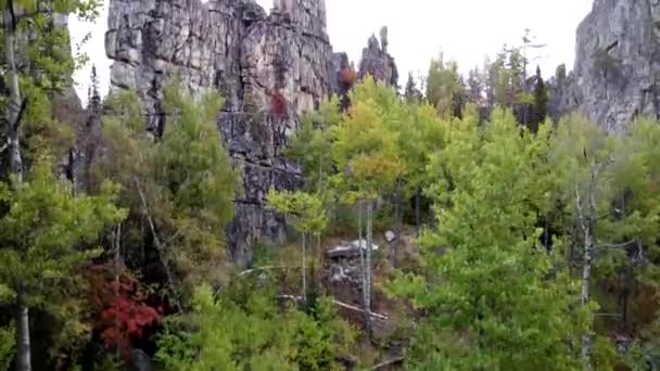 Dron Über Die Felsen Fliegen Ein Atemberaubender Blick Von Einer — Stockvideo