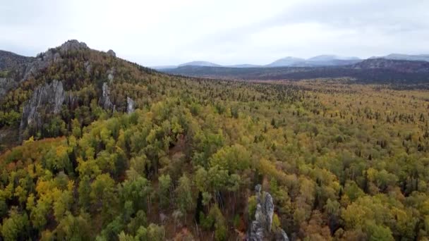 Flyger Över Klipporna Hisnande Utsikt Från Drönare Uralbergen Ryssland Solig — Stockvideo