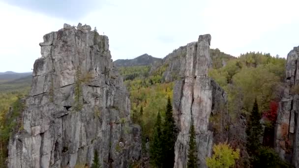 Voler Dessus Des Rochers Une Vue Couper Souffle Depuis Drone — Video